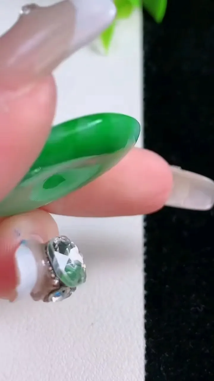 天然A货翡翠平安扣吊坠，尺寸29.8-5，重量:10.00g
1月30日