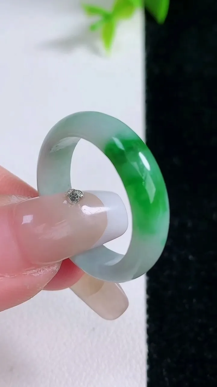 天然A货翡翠指环戒指，尺寸20.3-5.5-3，重量:4.03g2026年1月30日
工厂直销收藏佳品,种好水足，色泽均匀，有种有色，上手高大气！