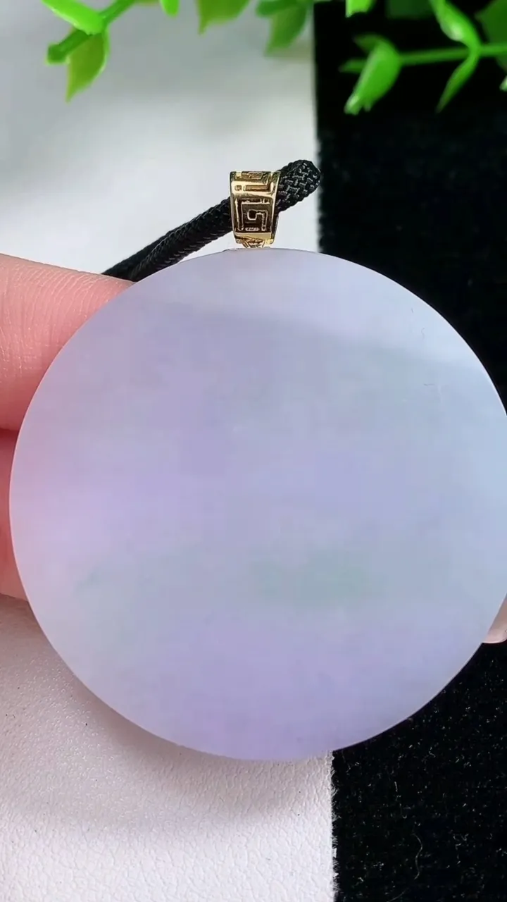 天然A货翡翠春带彩紫罗兰无事牌吊坠，尺寸46-4.7，重量:39.39g
1月30日