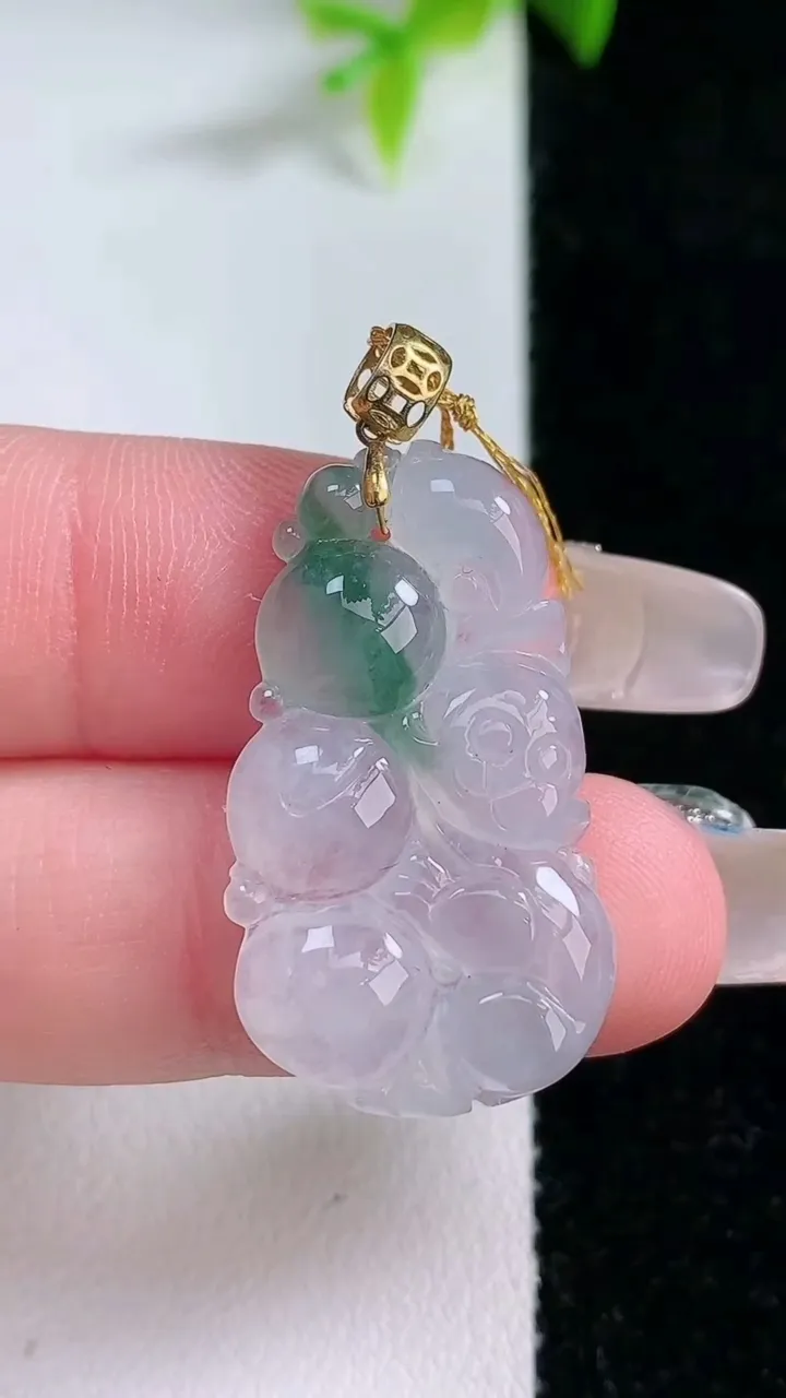 天然A货翡翠种飘花生肖猴吊坠，尺寸29.8-16.4-3.7，重量:4.10g
1月30日