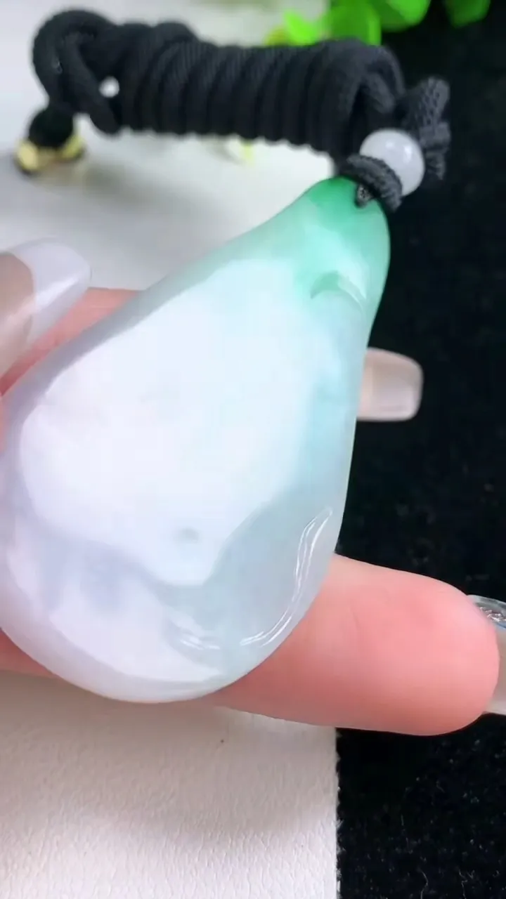 天然A货翡翠逍遥佛吊坠，尺寸56-30-6.4，重量:26.39g
1月30日