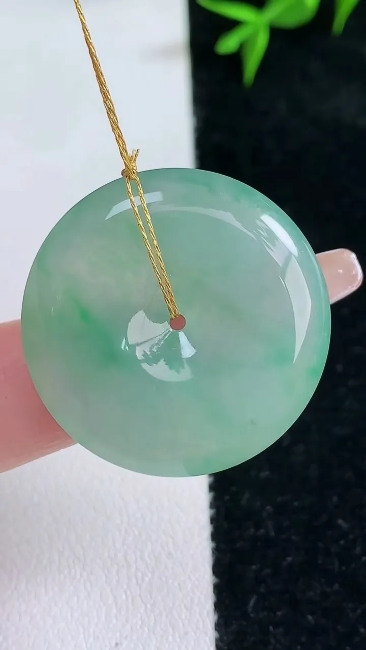 天然A货翡翠平安扣吊坠，尺寸28.6-5.4，重量:9.60g
1月30日