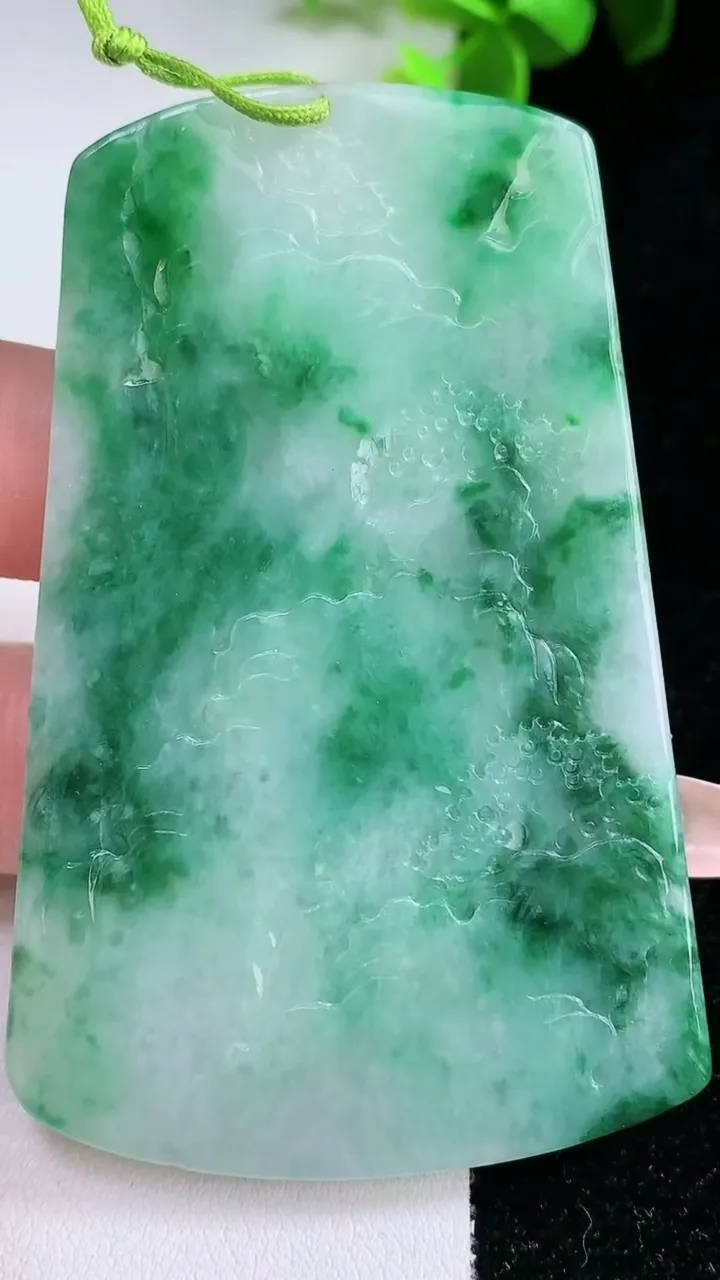 天然A货翡翠山水牌吊坠，尺寸71-45.3-5.2，重量:36.38g
1月30日