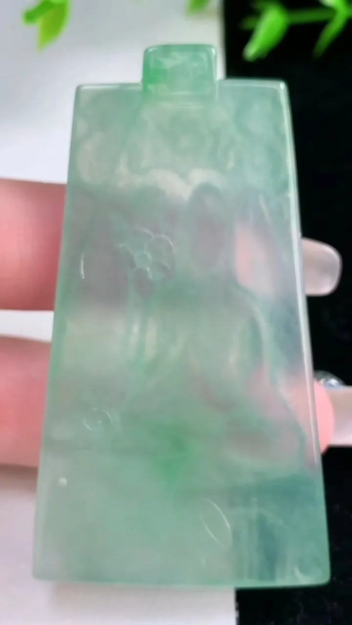 天然A货翡翠观音菩萨吊坠，尺寸63-34.4-4.8，重量:24.62g
1月30日