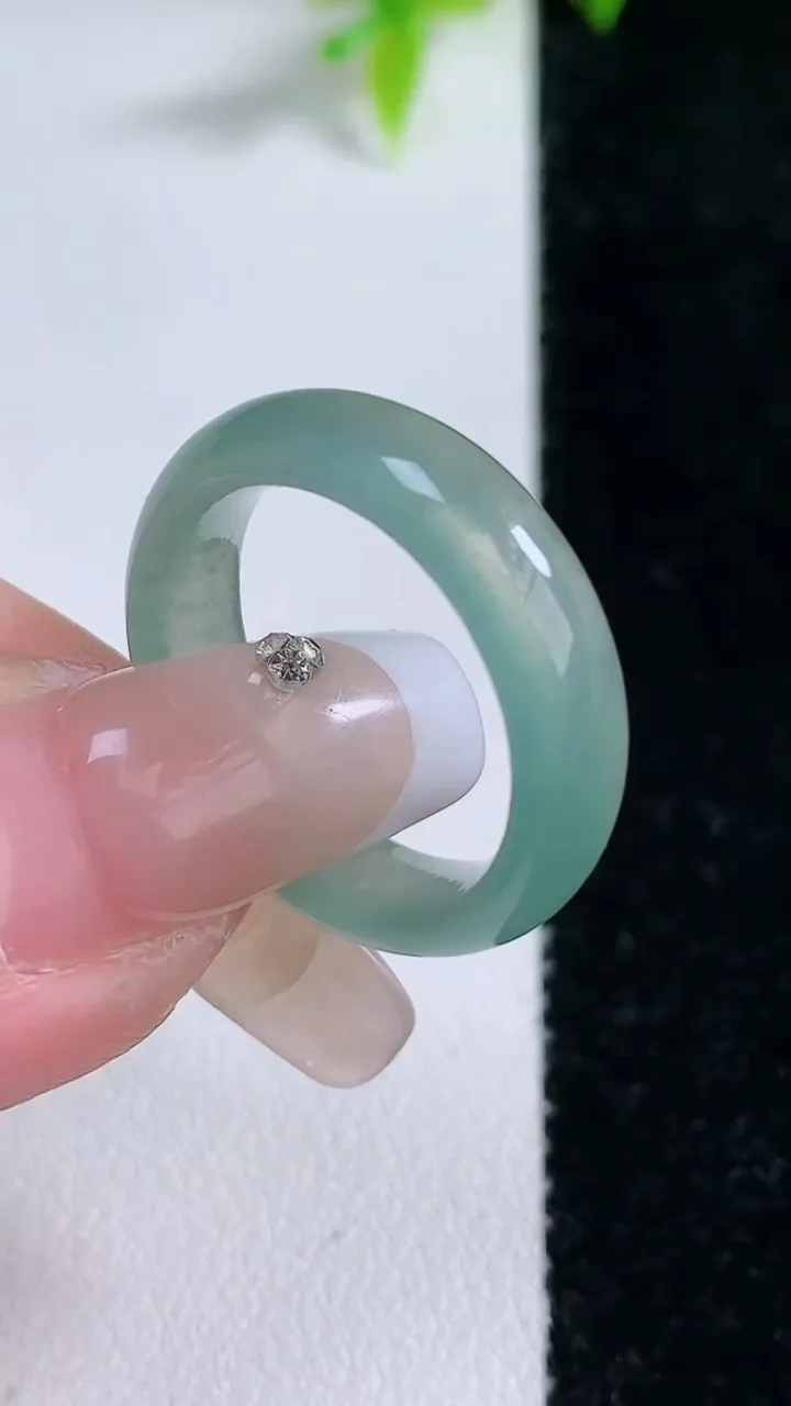 天然A货翡翠指环戒指，尺寸17.6-6-3.5，重量:3.71g2026年1月30日
工厂直销收藏佳品,种好水足，色泽均匀，有种有色，上手高大气！