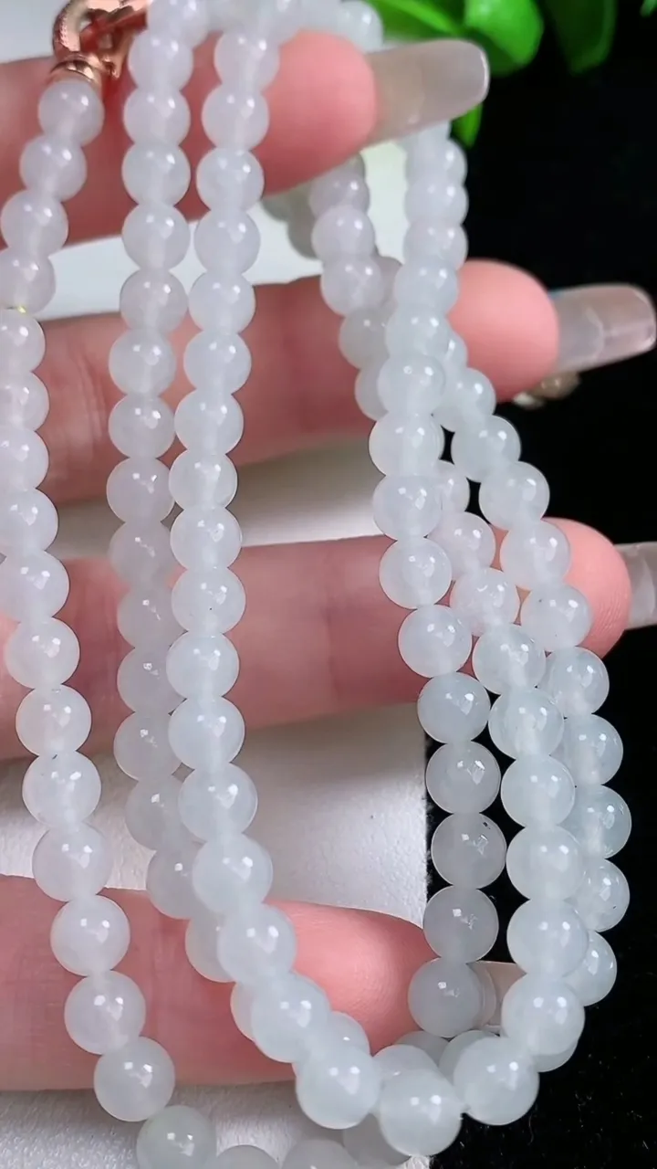 天然A货翡翠圆珠项链，尺寸5.2-119颗，重量:32.11g
1月30日