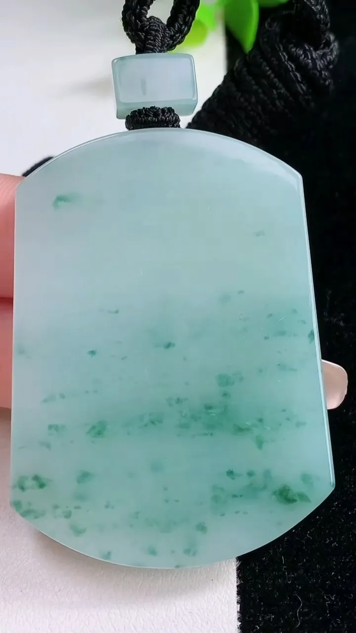 天然A货翡翠飘花仿古无事牌吊坠，尺寸54-39.2-5.6，重量:40.34g
1月30日