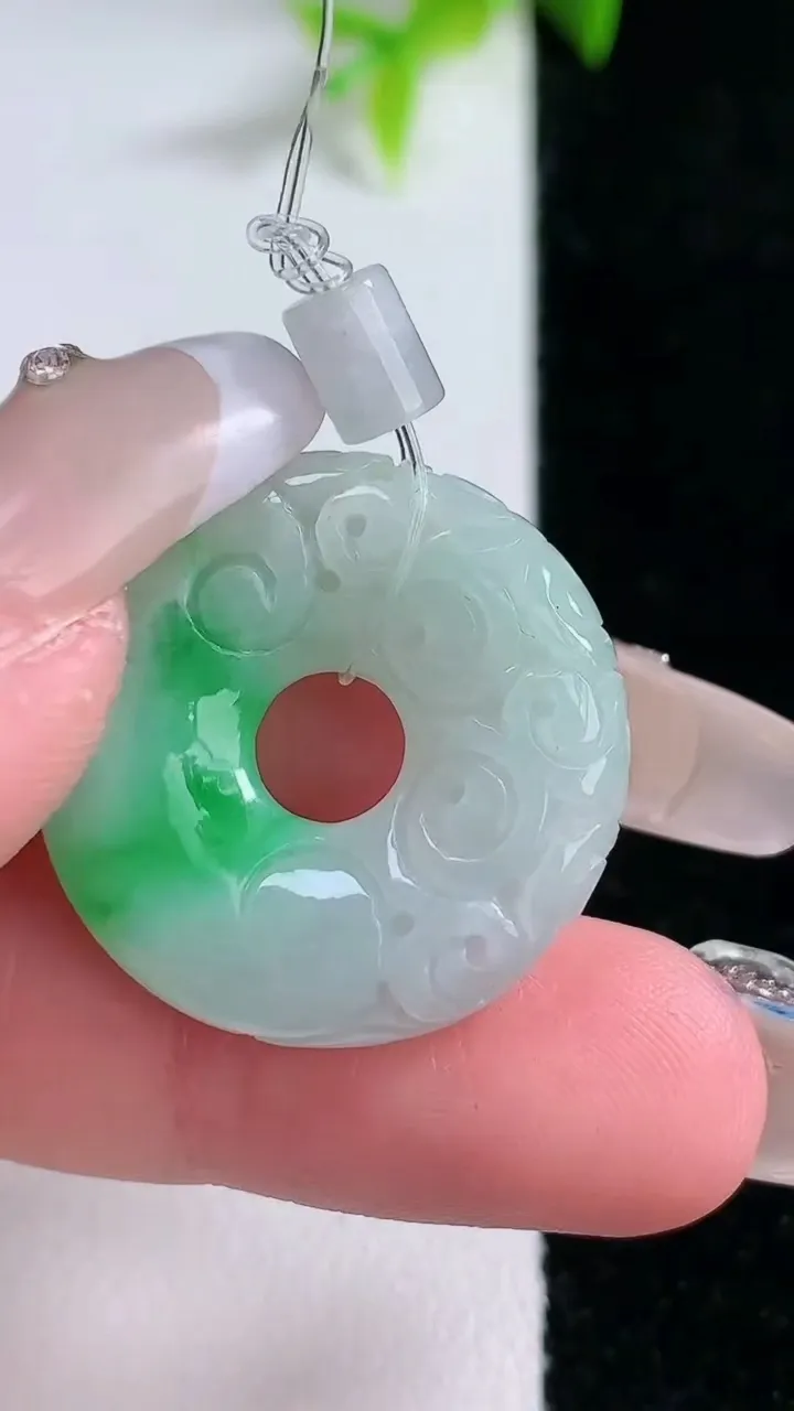 天然A货翡翠雕花平安扣吊坠，尺寸24.6-5.2，重量:6.52g
1月30日