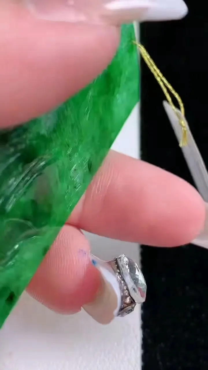 天然A货翡翠山水牌吊坠，尺寸58.7-27.4-4.4，重量:17.98g
1月30日