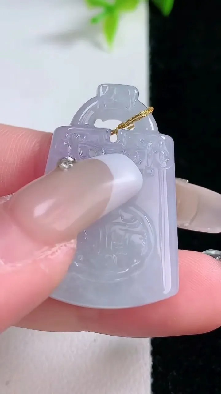 天然A货翡翠紫罗兰仿古无事牌吊坠，尺寸39.5-27.4-10，重量:9.35g
1月30日