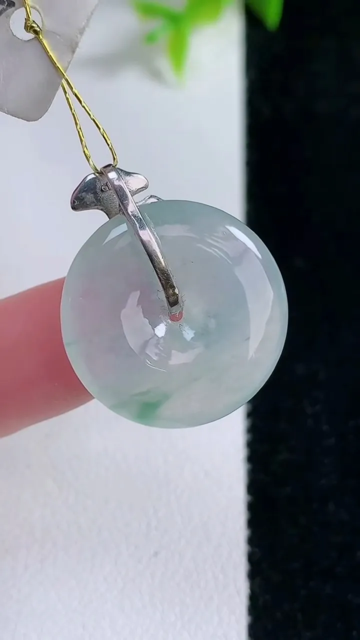 天然A货翡翠种飘花平安扣吊坠，尺寸21-4，重量:4.41g
1月30日