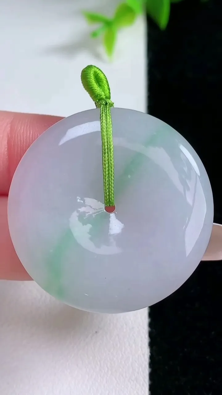 天然A货翡翠平安扣吊坠，尺寸34.4-5，重量:14.02g
1月30日