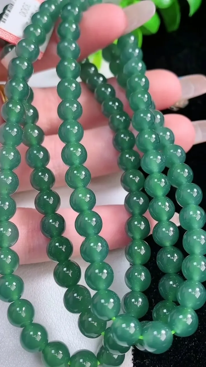 天然A货翡翠圆珠项链，尺寸6.8-108颗，重量:59.89g
1月30日