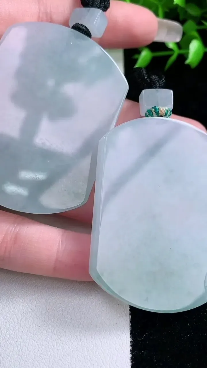 天然A货翡翠无事牌吊坠一对，尺寸53.6-40.4-5.8，重量:80.79g
1月30日