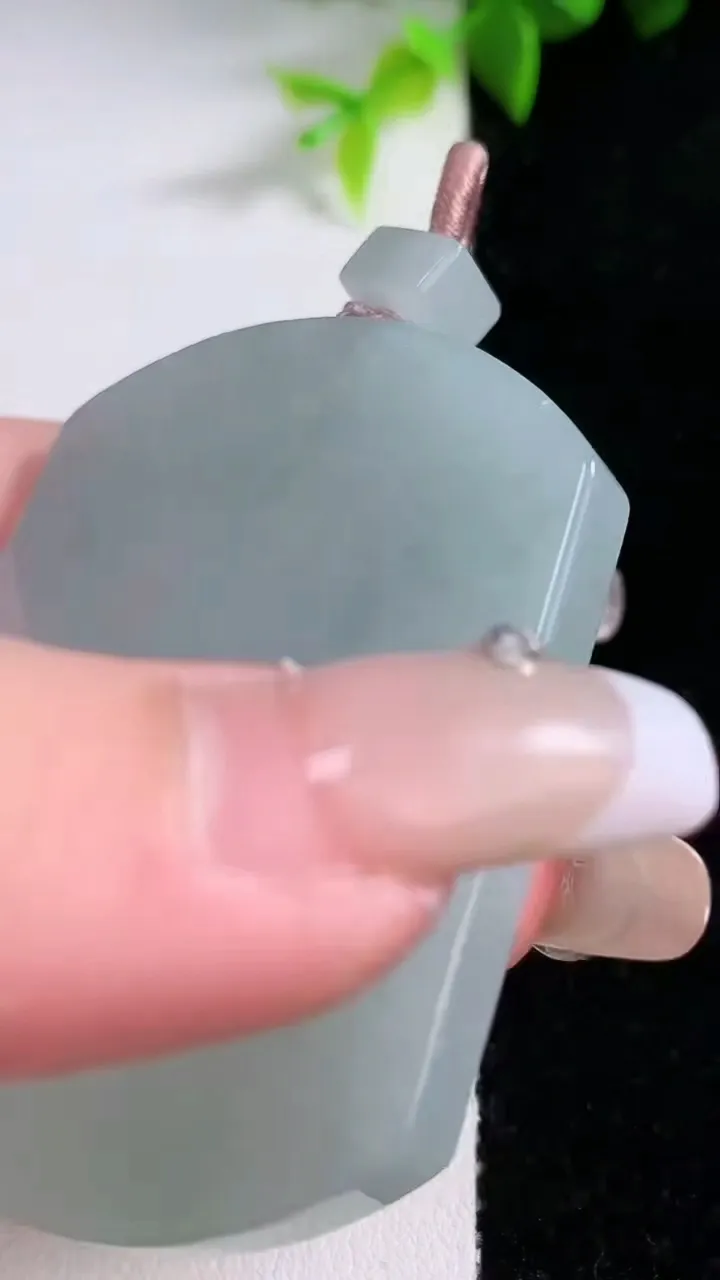 天然A货翡翠无事牌吊坠，尺寸54-41.4-5.8，重量:40.17g
1月30日