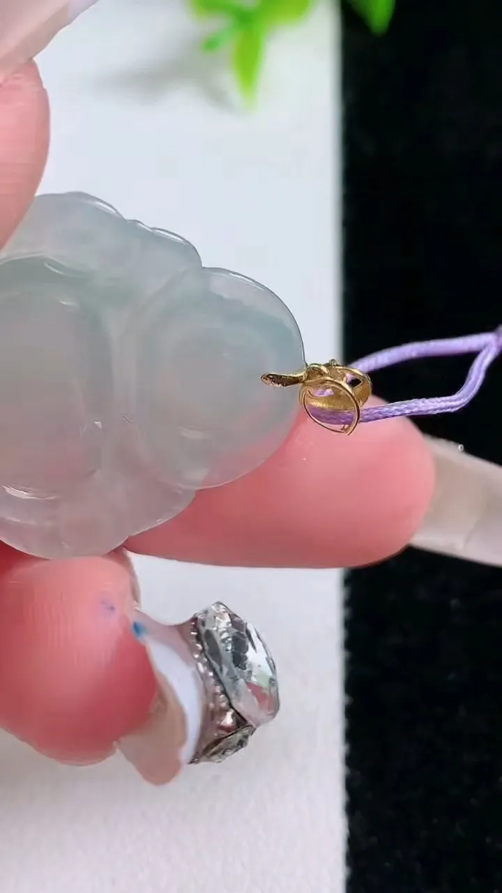 天然A货翡翠种白冰佛公吊坠，尺寸23.4-26.8-4.4，重量:4.24g
1月30日