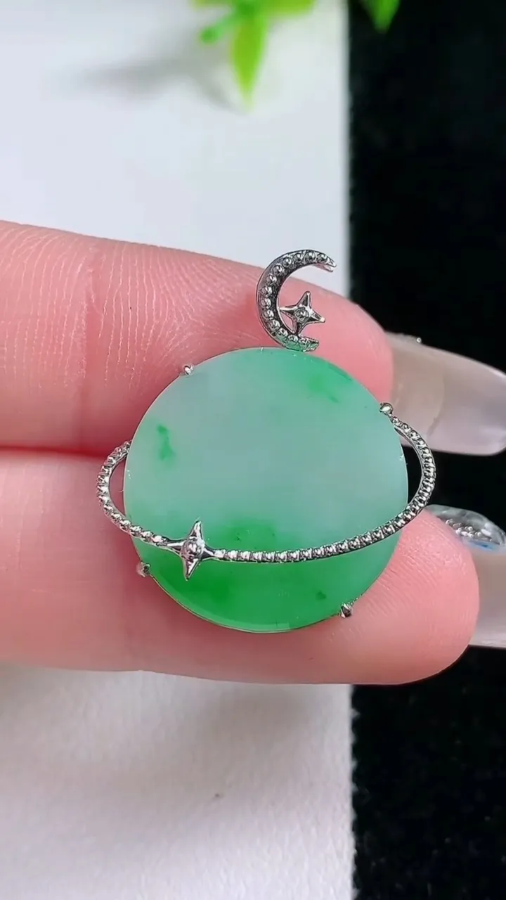 天然A货翡翠无事牌吊坠，尺寸19-3，重量:2.79g
1月30日