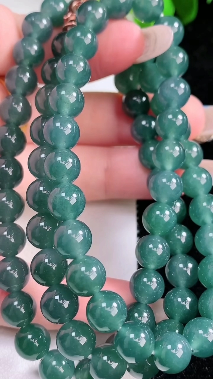 天然A货翡翠圆珠项链，尺寸7.7-75颗，重量:64.43g
1月30日