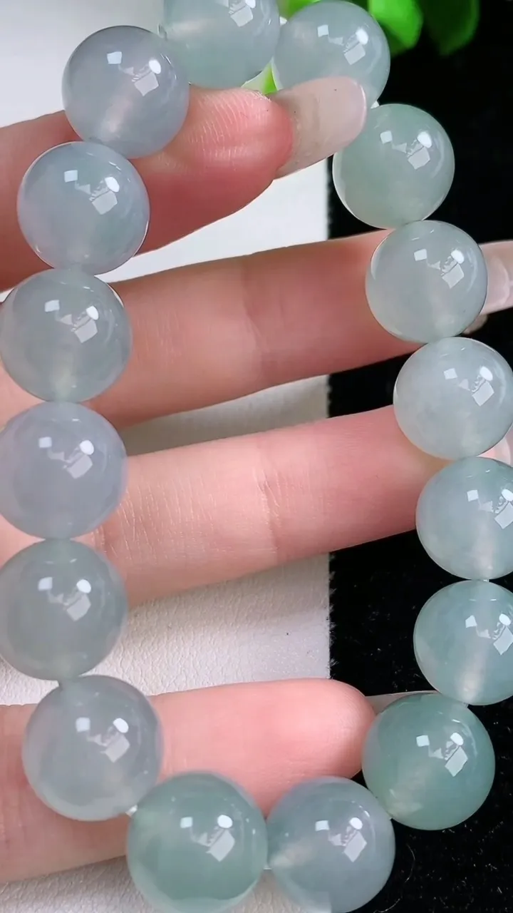 天然A货翡翠圆珠手串，尺寸11.4-16颗，重量:46.61g1月30日
工厂直销收藏佳品,种好水足，色泽均匀，有种有色，上手高大气！