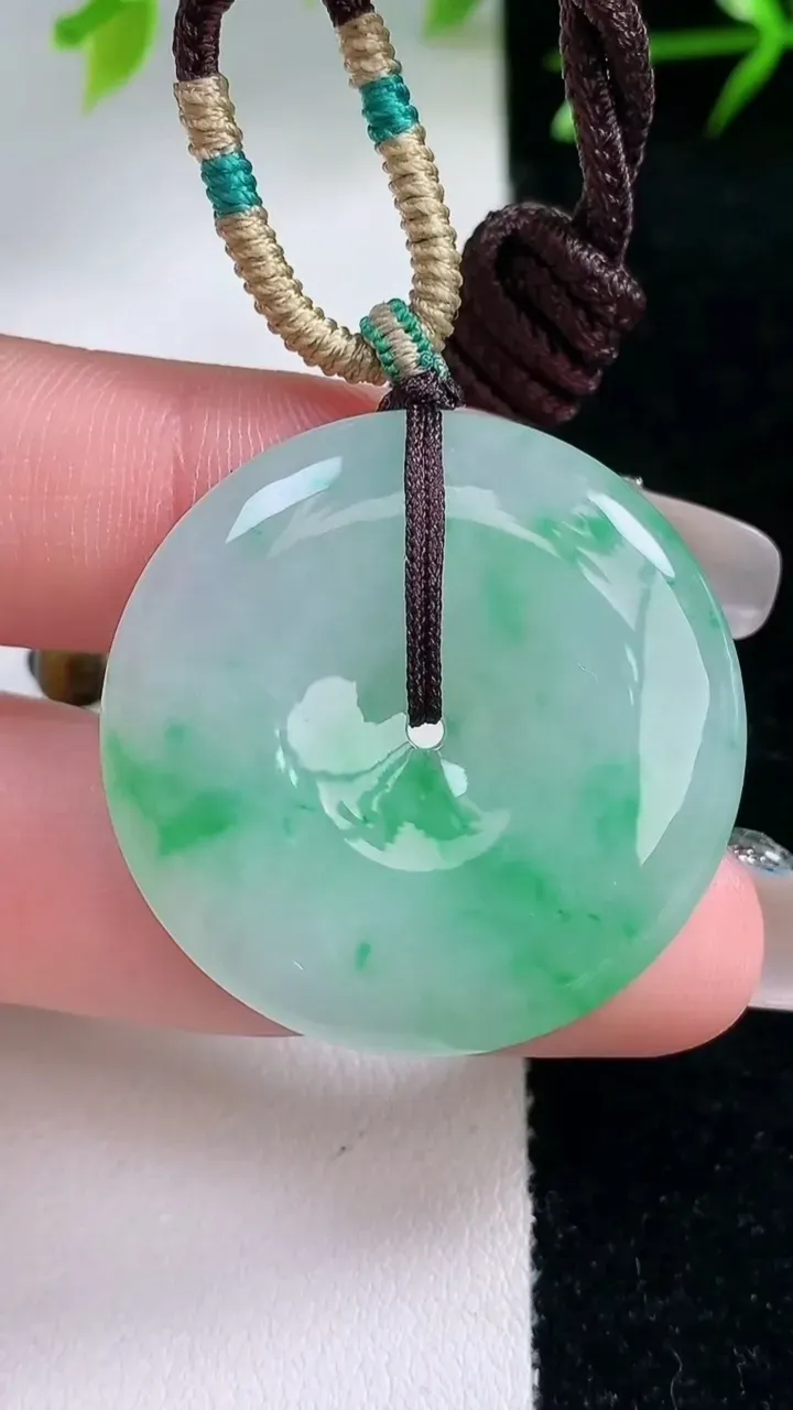 天然A货翡翠平安扣吊坠，尺寸32-5.5，重量:13.45g
1月30日