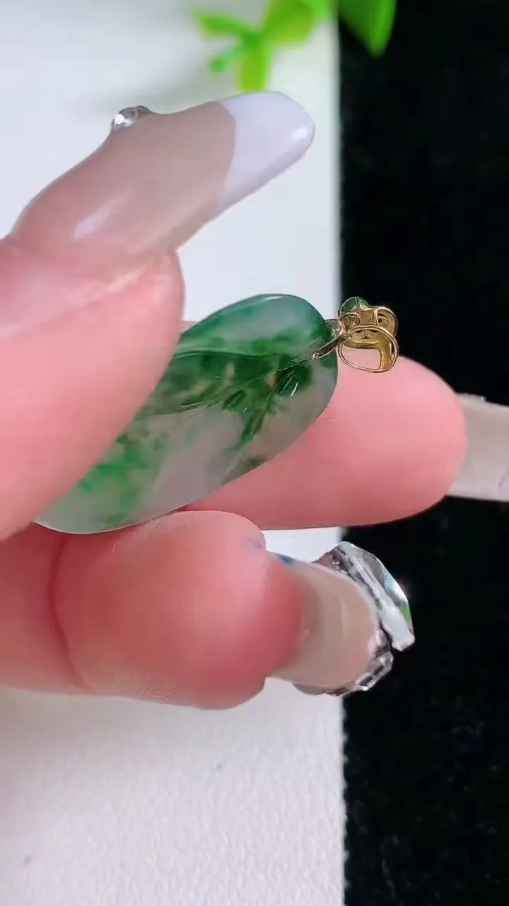 天然A货翡翠金枝玉叶 叶子吊坠，尺寸28.5-22-8，重量:2.29g
1月30日