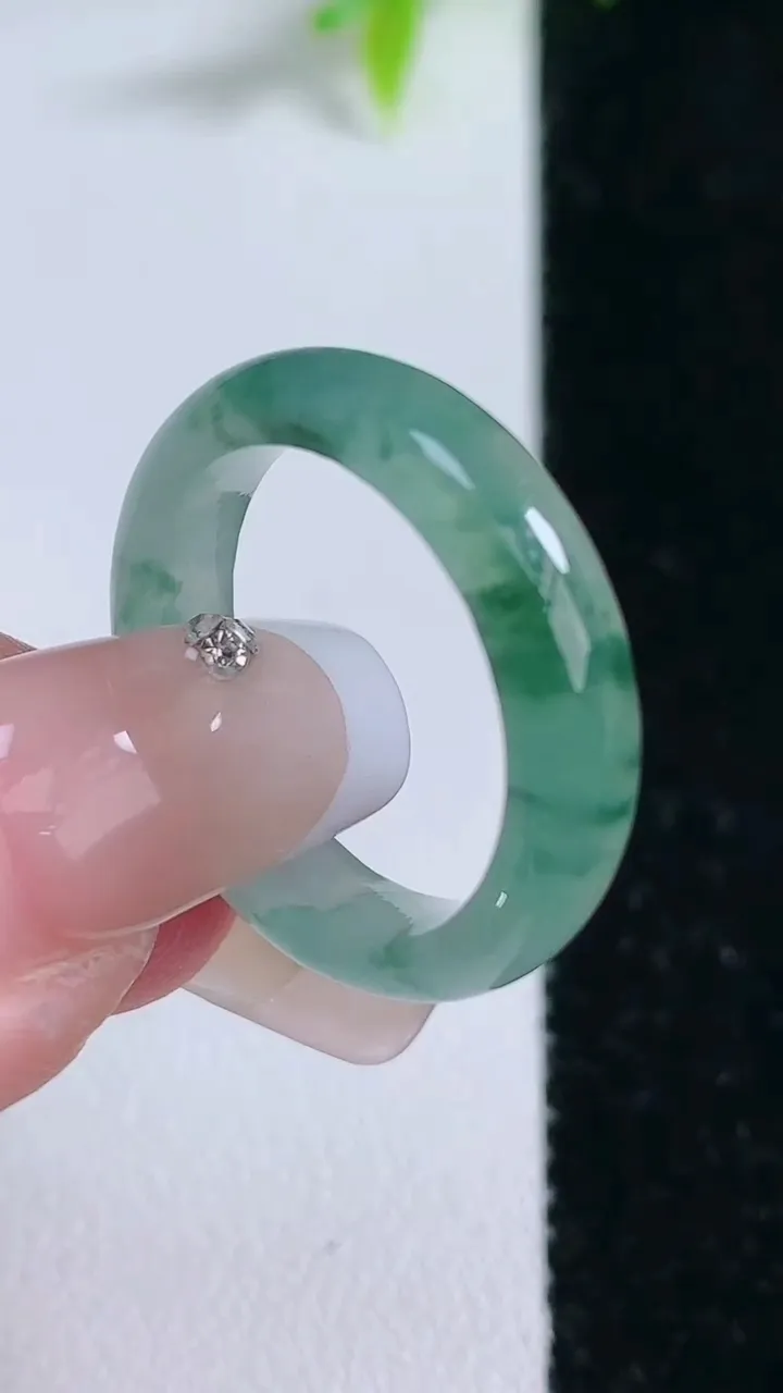 天然A货翡翠飘花指环戒指，尺寸17.8-5-3，重量:3.35g2026年1月30日
工厂直销收藏佳