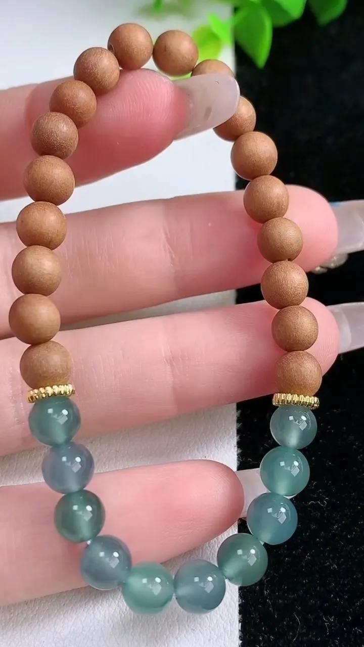 天然A货翡翠圆珠手串，尺寸6.3，重量:6.80g1月30日
工厂直销收藏佳品,种好水足，色泽均匀，有种有色，上手高大气！