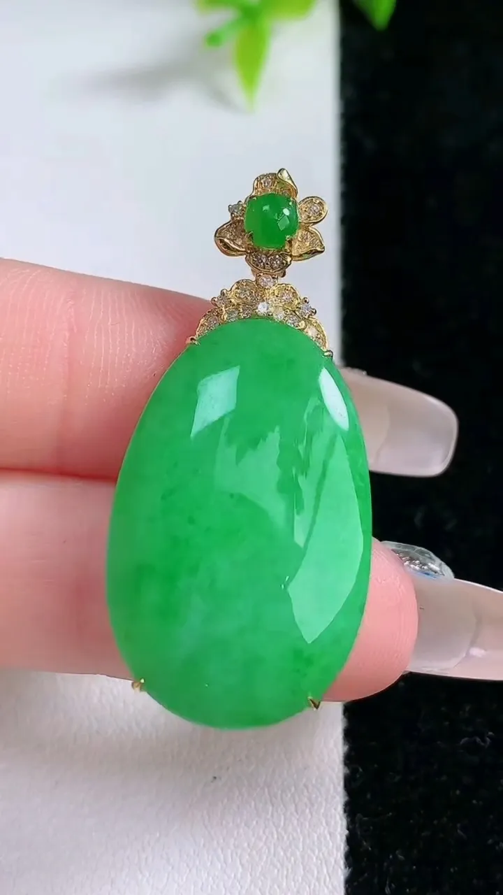 天然A货翡翠蛋面吊坠，尺寸39.5-27.5-18-7.3，重量:6.25g
1月30日