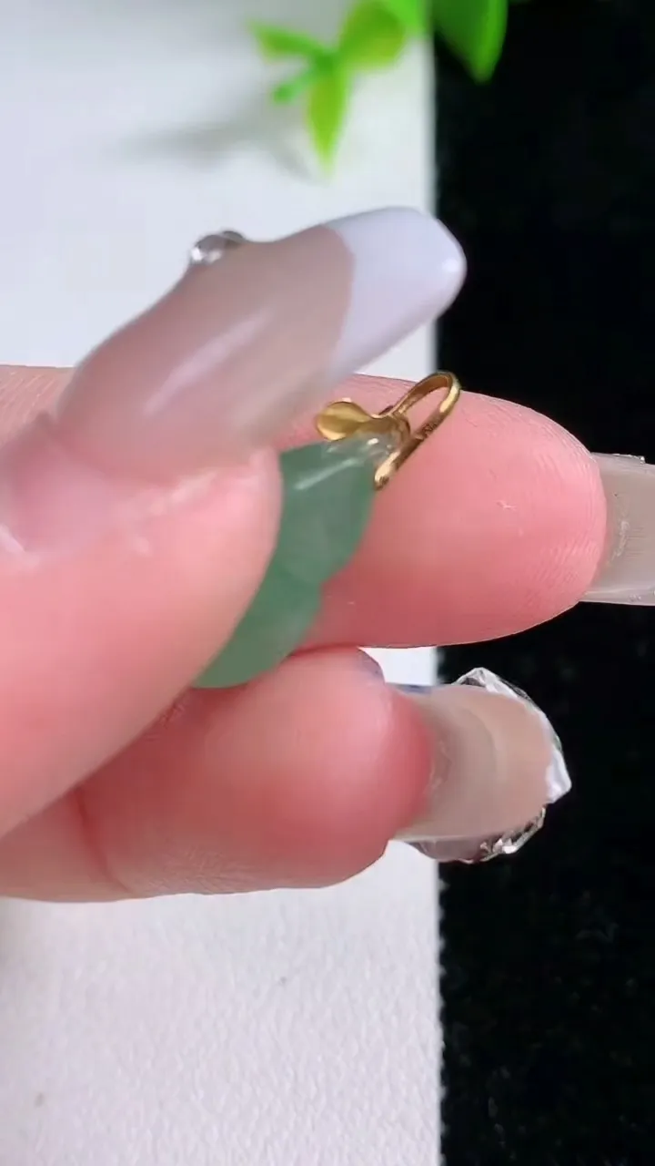 天然A货翡翠葫芦吊坠，尺寸14.6-11-5，重量:1.67g
1月30日