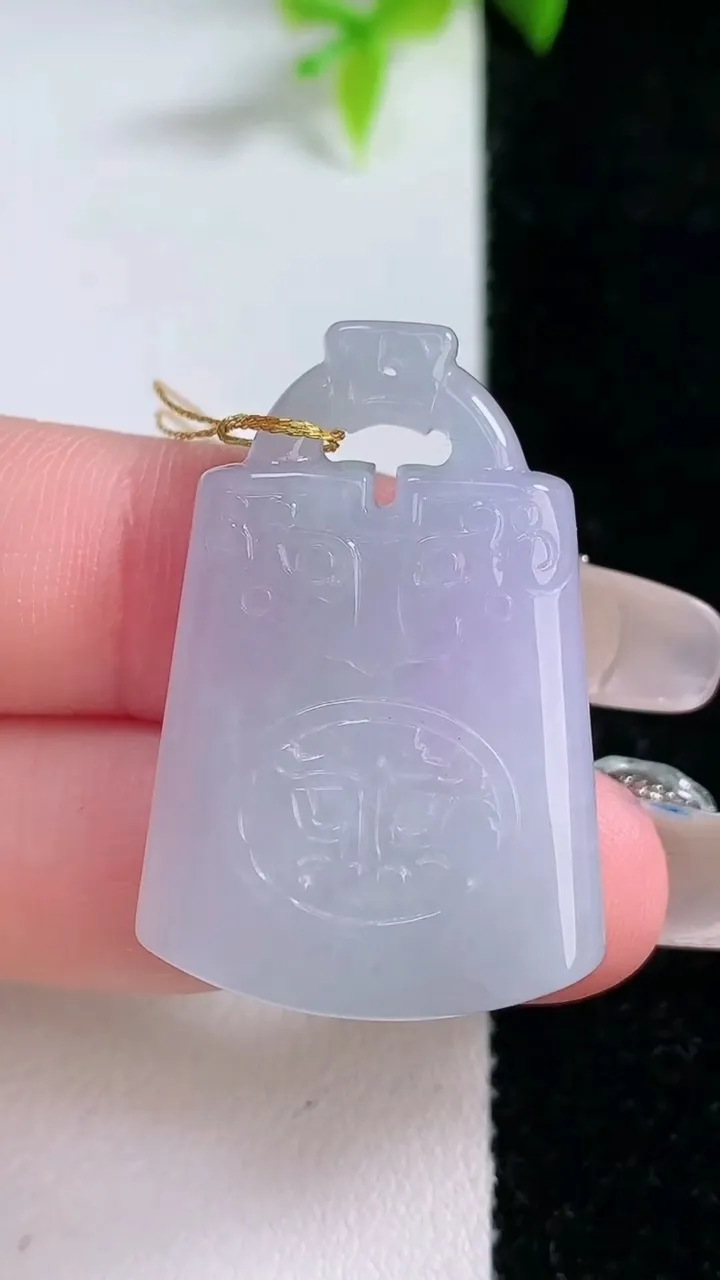 天然A货翡翠紫罗兰仿古无事牌吊坠，尺寸39.5-27.4-10，重量:9.35g
1月30日