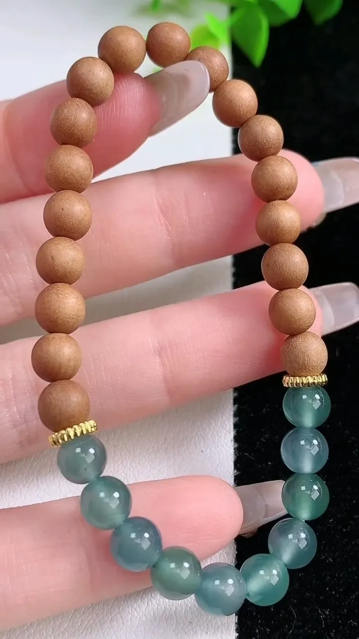 天然A货翡翠圆珠手串，尺寸6.3，重量:6.80g1月30日
工厂直销收藏佳品,种好水足，色泽均匀，有种有色，上手高大气！