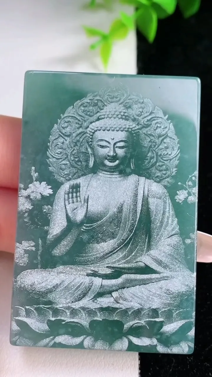 天然A货翡翠阿弥陀佛吊坠，尺寸58.3-38.2-5.2，重量:40.60g
1月30日