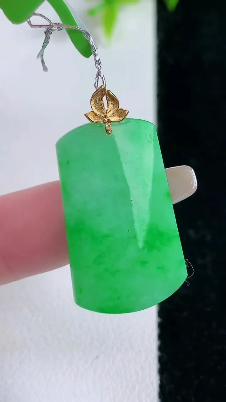 天然A货翡翠无事牌吊坠，尺寸27.7-16.7-3.4，重量:4.23g
1月30日