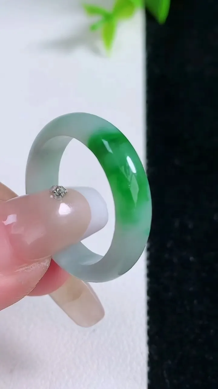 天然A货翡翠指环戒指，尺寸20.3-5.5-3，重量:4.03g2026年1月30日
工厂直销收藏佳品,种好水足，色泽均匀，有种有色，上手高大气！