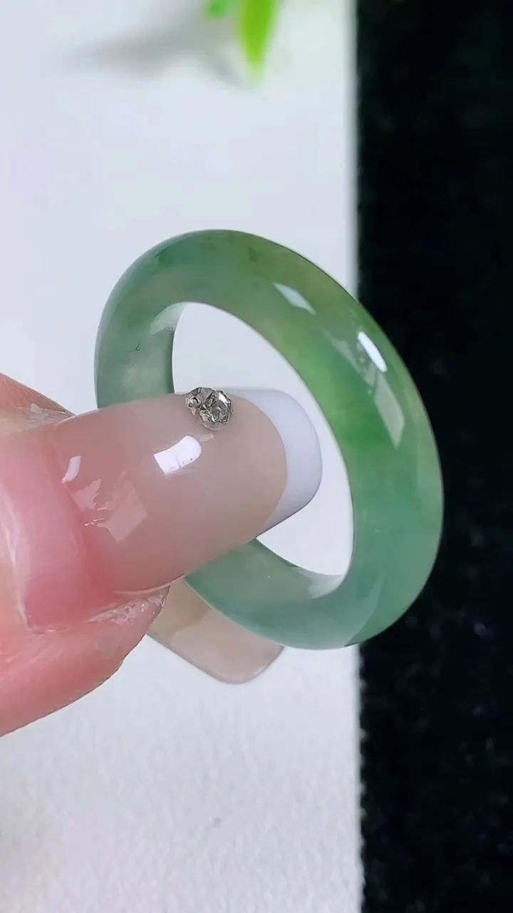 天然A货翡翠指环戒指，尺寸17.7-5.3-3.7，重量:3.60g2026年1月30日
工厂直销收