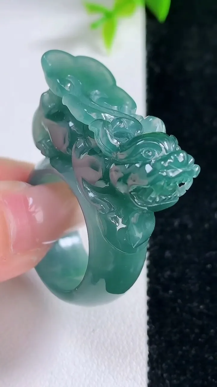 天然A货翡翠貔貅指环扳指，尺寸21.2-32.4-12.2-13.8，重量:23.10g2026年1月30日
工厂直销收藏佳品,种好水足，色泽均匀，有种有色，上手高大气！
