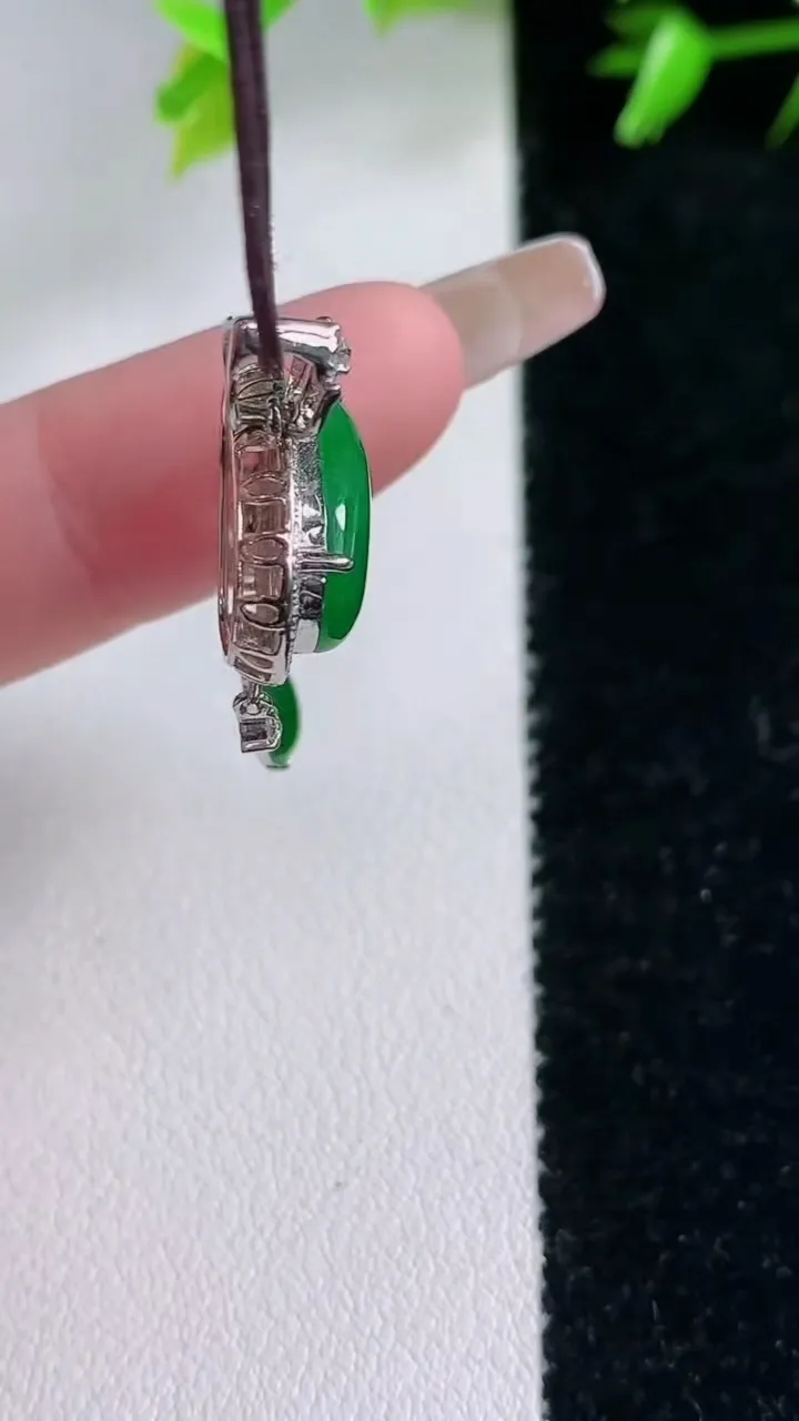 天然A货翡翠爱心吊坠，尺寸25.8-16-6.4，裸石10.7-13重量:2.70g
1月30日