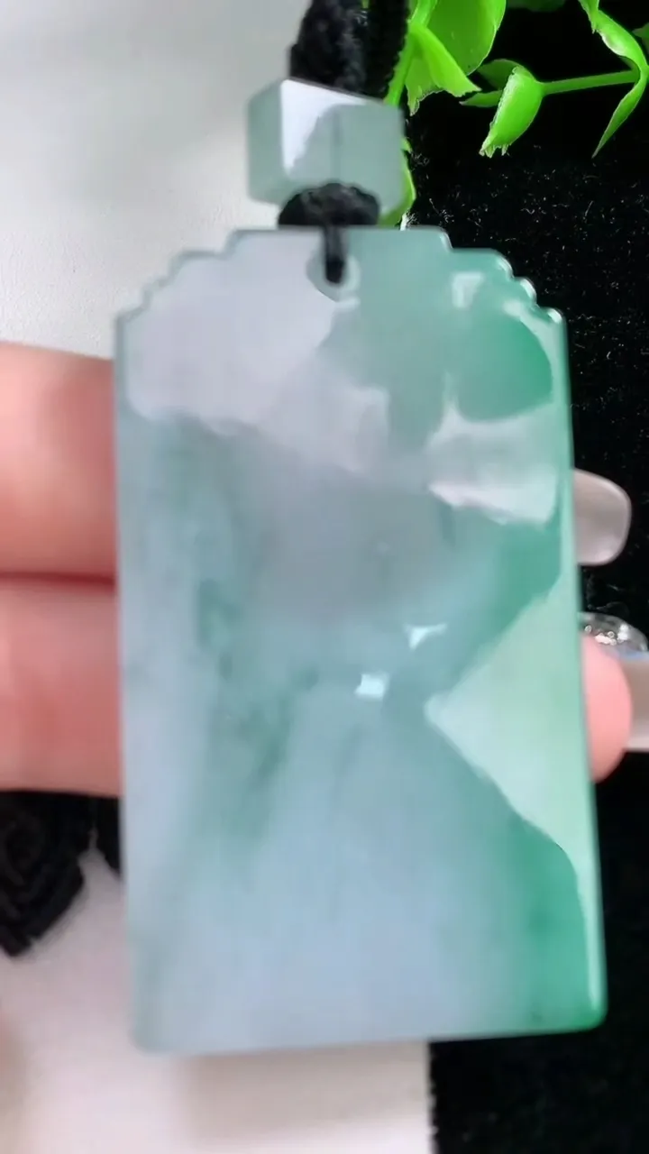 天然A货翡翠仿古无事牌吊坠，尺寸53.7-30.6-5.5，重量:35.23g
1月30日