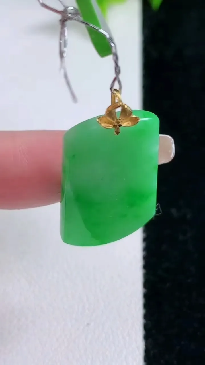天然A货翡翠无事牌吊坠，尺寸27.7-16.7-3.4，重量:4.23g
1月30日