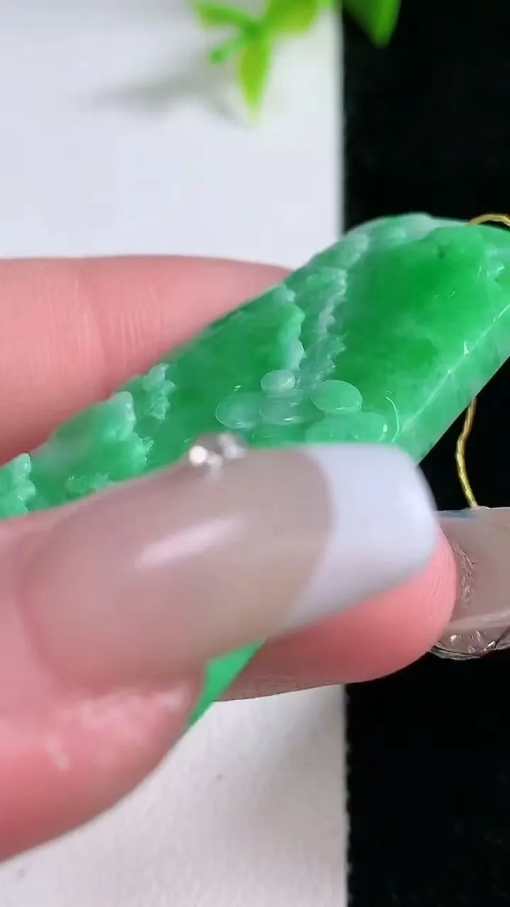 天然A货翡翠山水牌吊坠，尺寸47.5-17-6，重量:18.56g
1月30日