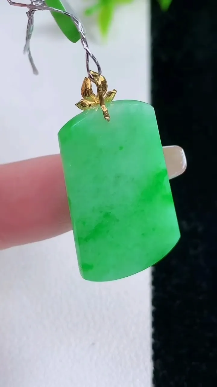 天然A货翡翠无事牌吊坠，尺寸27.7-16.7-3.4，重量:4.23g
1月30日