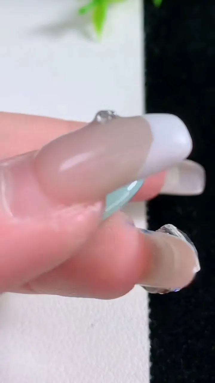 天然A货翡翠平安扣吊坠，尺寸26.2-5.4，重量:7.85g
1月30日