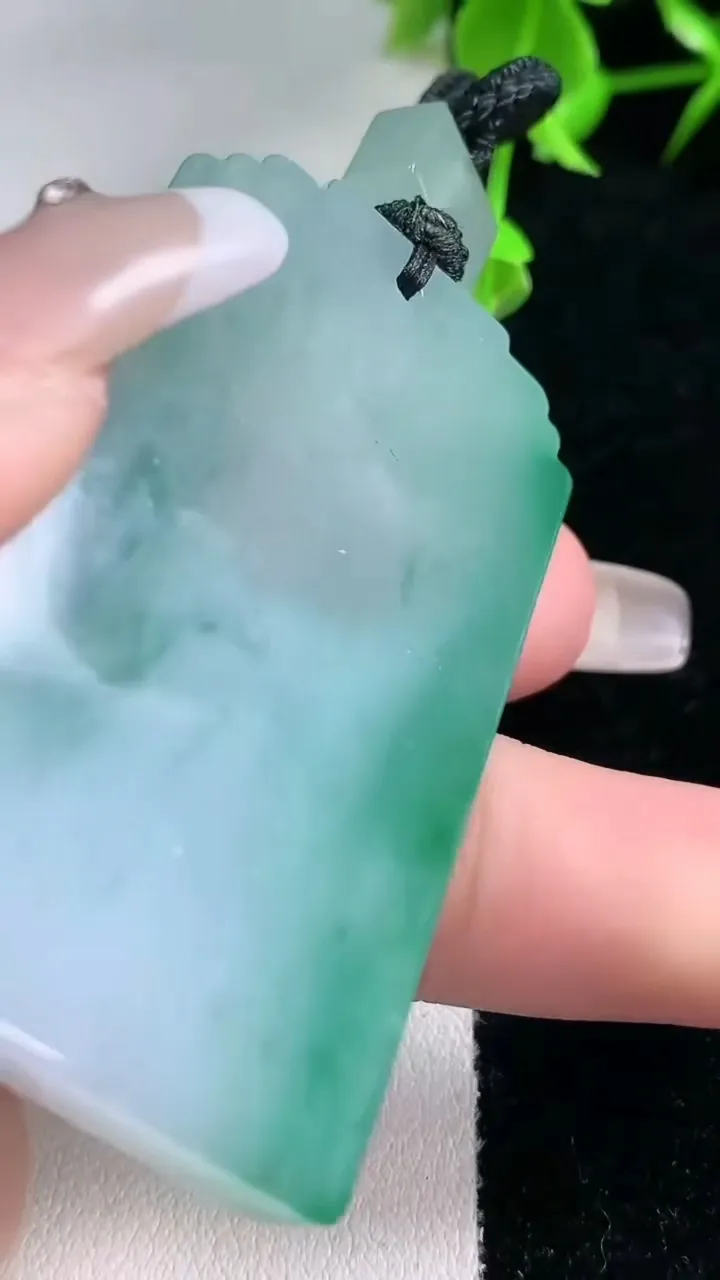 天然A货翡翠仿古无事牌吊坠，尺寸53.7-30.6-5.5，重量:35.23g
1月30日