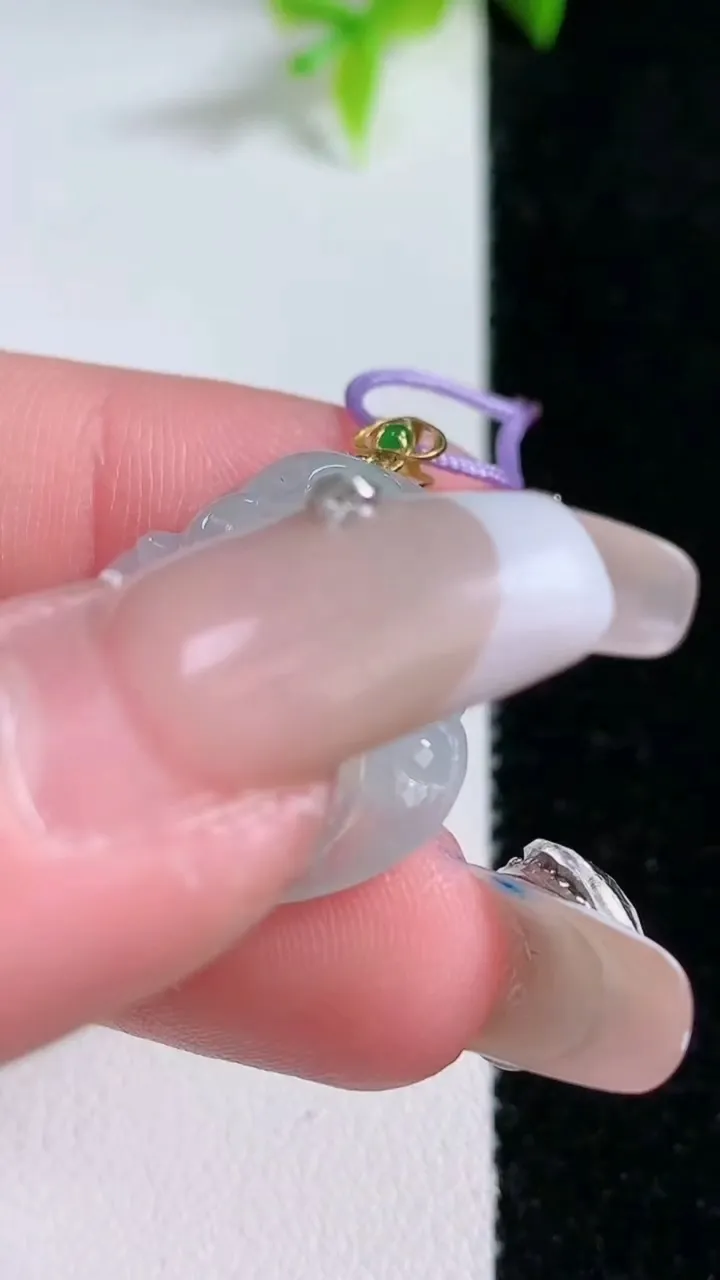 天然A货翡翠种白冰佛公吊坠，尺寸23.4-26.8-4.4，重量:4.24g
1月30日