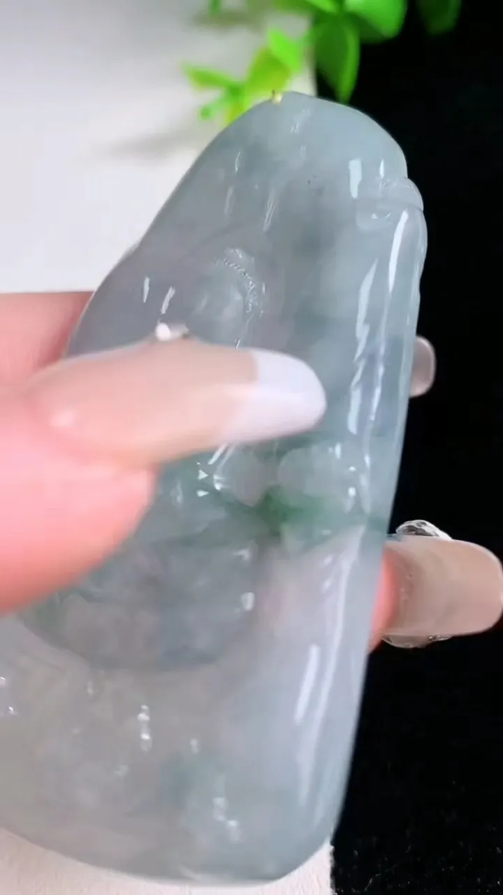 天然A货翡翠冰种飘花大日如来吊坠，尺寸69-44.5-6.3，重量:38.95g
1月30日