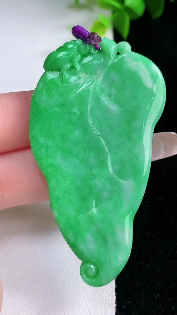 天然A货翡翠金枝玉叶 叶子吊坠，尺寸62.7-33.8-5，重量:23.11g
1月30日