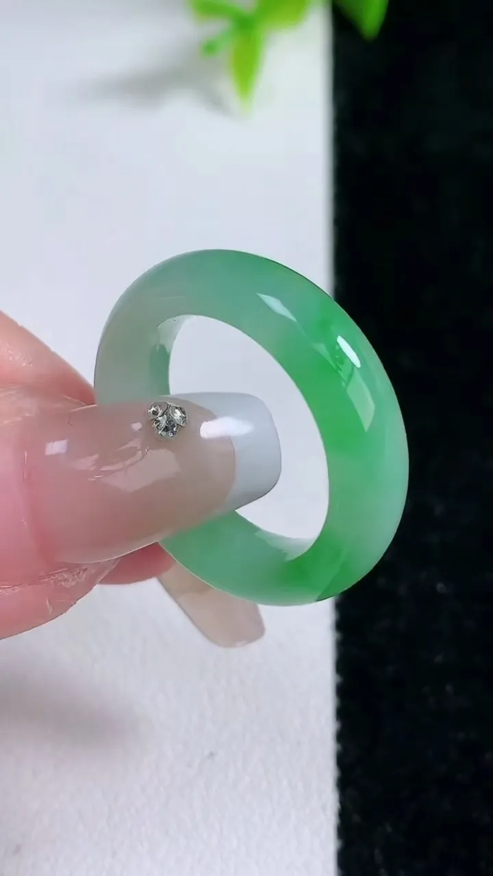 天然A货翡翠指环戒指，尺寸17.6-5.8-4，重量:5.02g2026年1月30日
工厂直销收藏佳品,种好水足，色泽均匀，有种有色，上手高大气！