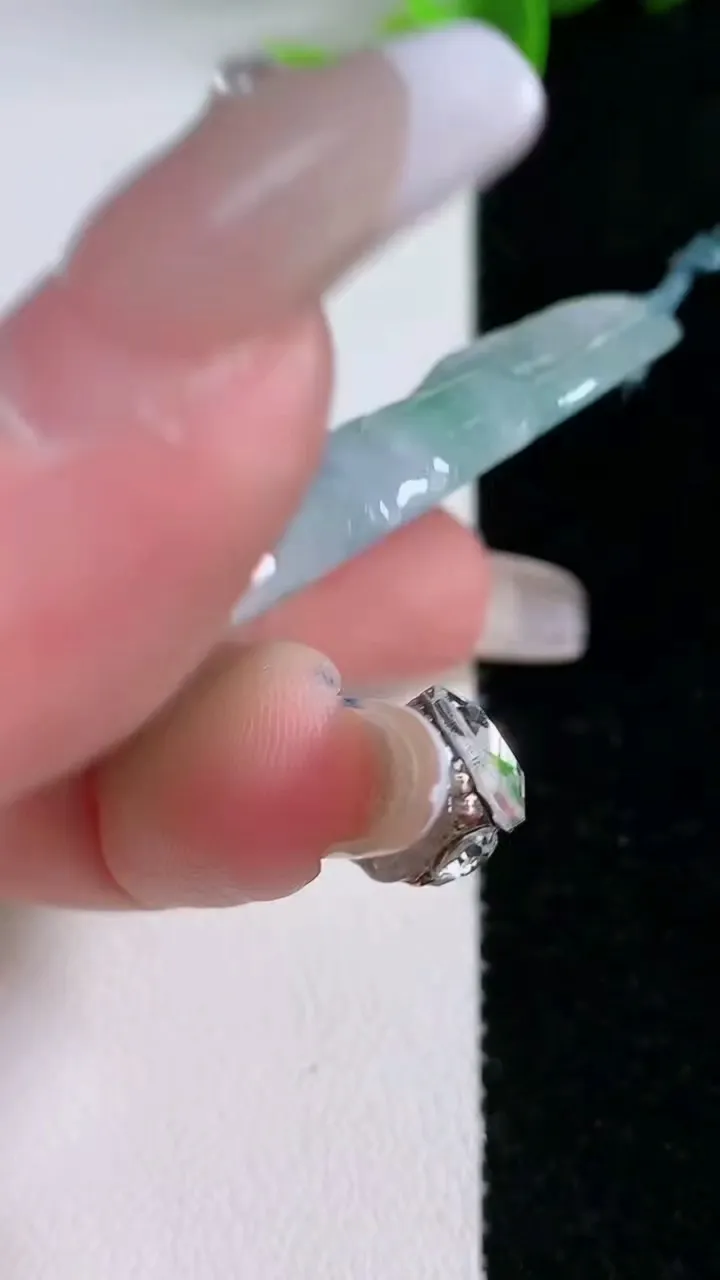 天然A货翡翠观音菩萨吊坠，尺寸59-29.3-6.7，重量:22.25g
1月30日