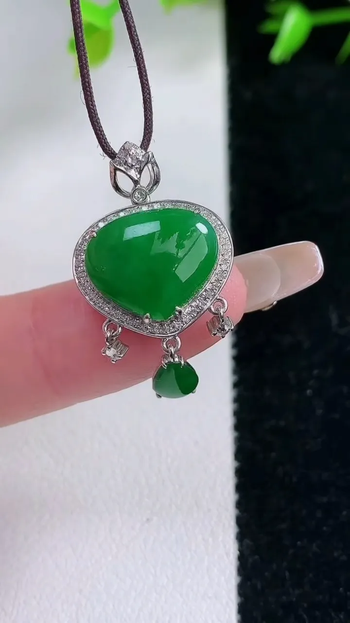 天然A货翡翠爱心吊坠，尺寸25.8-16-6.4，裸石10.7-13重量:2.70g
1月30日