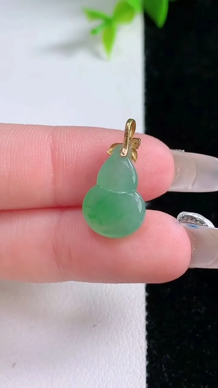 天然A货翡翠葫芦吊坠，尺寸14.6-11-5，重量:1.67g
1月30日